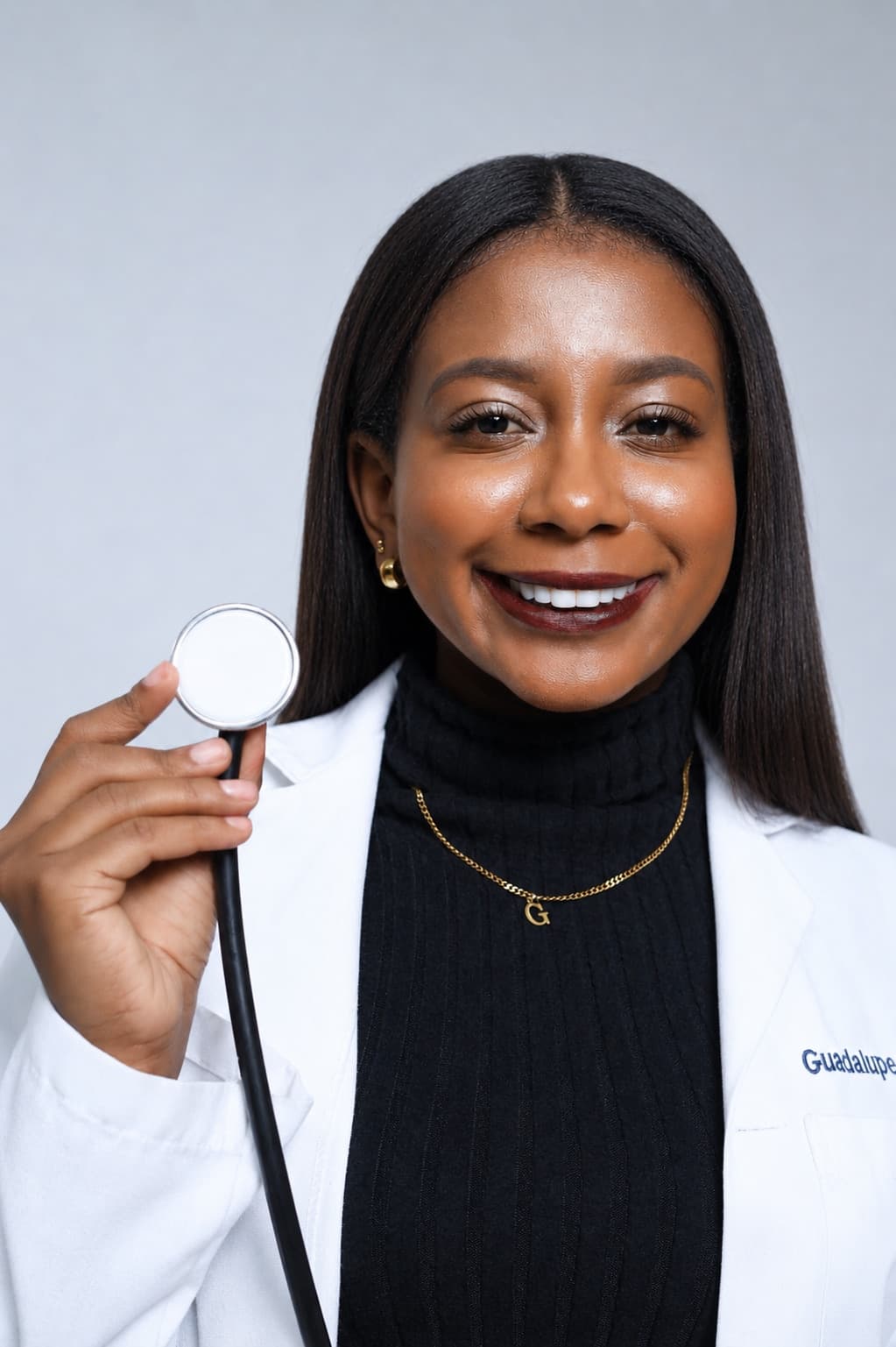 Guadalupe Guzmán, médico nutrióloga clínica, sonriendo con bata blanca bordada y estetoscopio