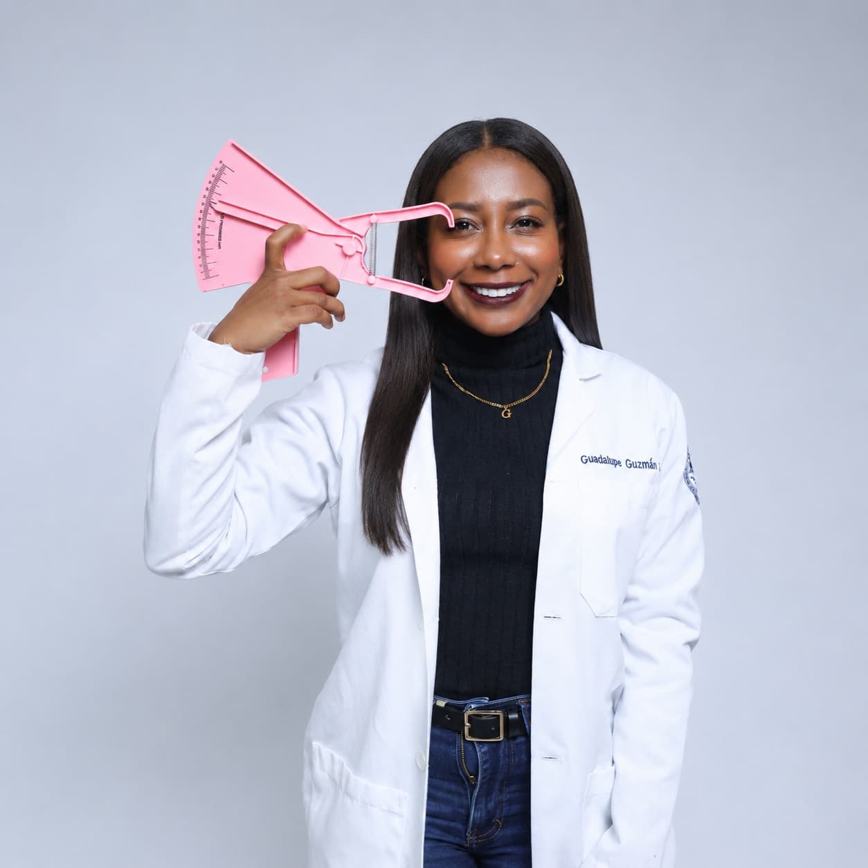 Guadalupe Guzmán sosteniendo un plicómetro rosa para evaluación antropométrica